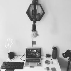 Quiet studio desk with a laptop, photo by MIKHAIL ANDRSN on Pexels