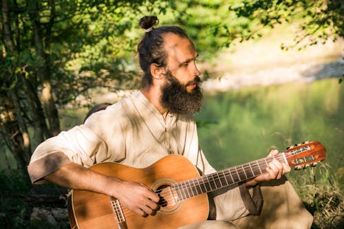 Gratis lagerfoto af akustisk guitar, ansigtsbehåring, græs