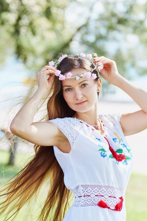 Gratis lagerfoto af blomsterkrone, flyvende hår, glamour