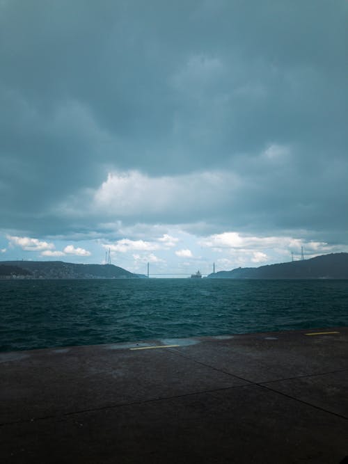 Бесплатное стоковое фото с берег моря, вода, гора