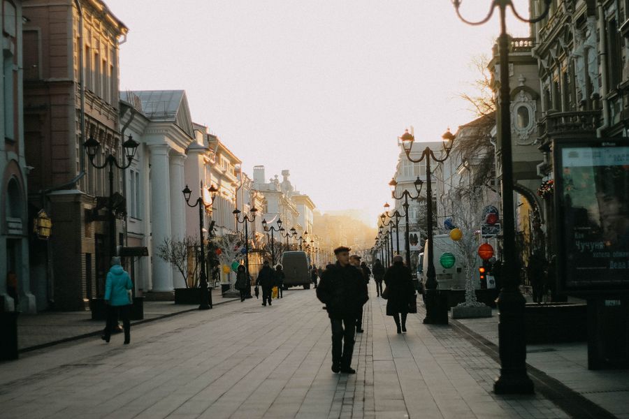 Charming twilight view of a historic street with pedestrians in Nizhny Novgorod, Russia.