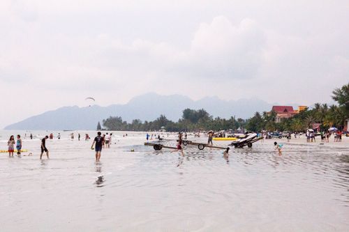 Free Vibrant beach day in Langkawi with people enjoying summer activities. Stock Photo