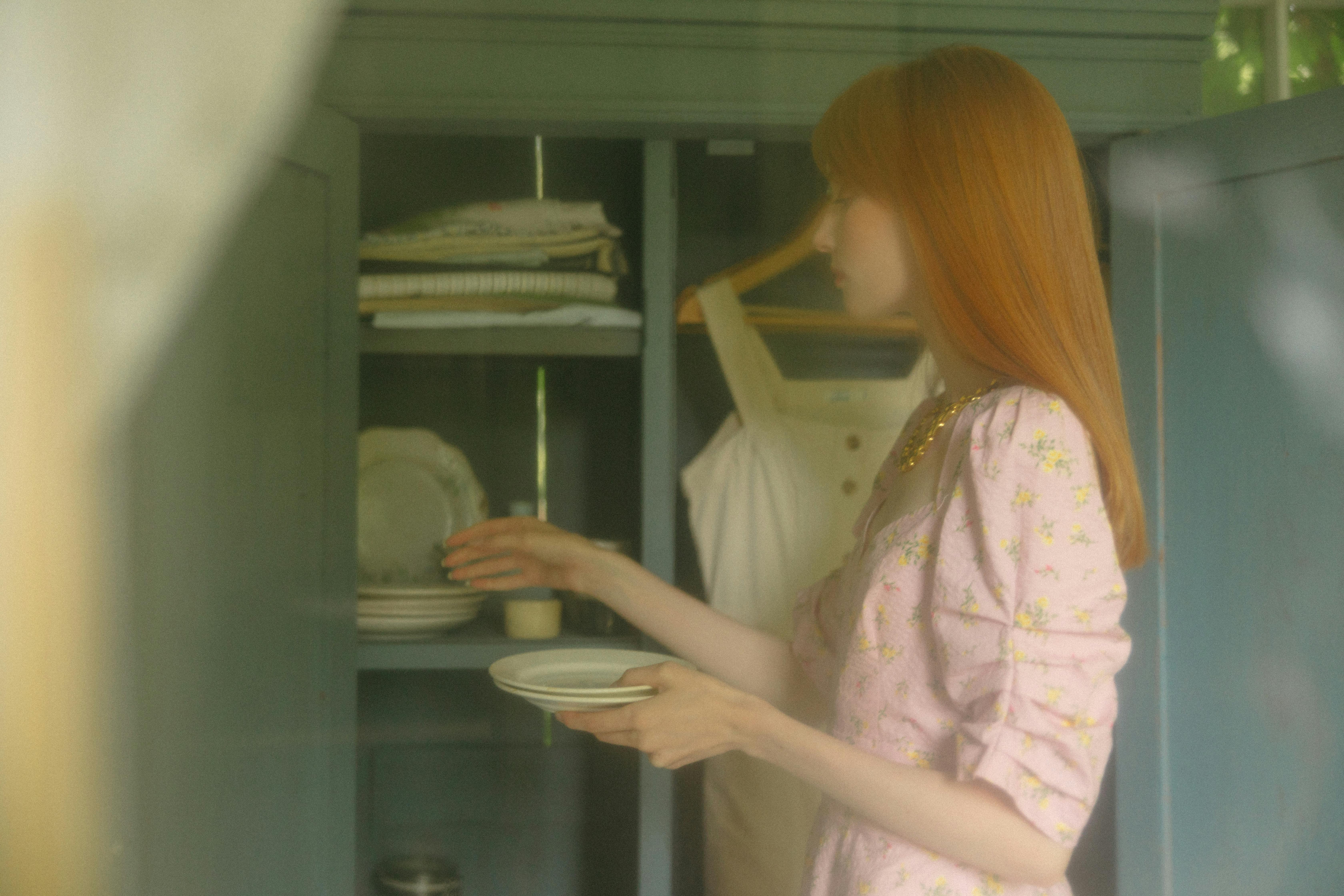 Auszug im Unterschrank mit ordentlich sortierten Töpfen, Deckeln und Vorratsboxen