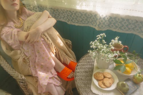Ücretsiz Çiçekli elbise, geniş açılı çekim, Kadın içeren Ücretsiz stok fotoğraf Stok Fotoğraflar