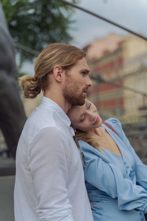 Free A couple sharing an intimate moment in a city environment, showcasing affection and style. Stock Photo