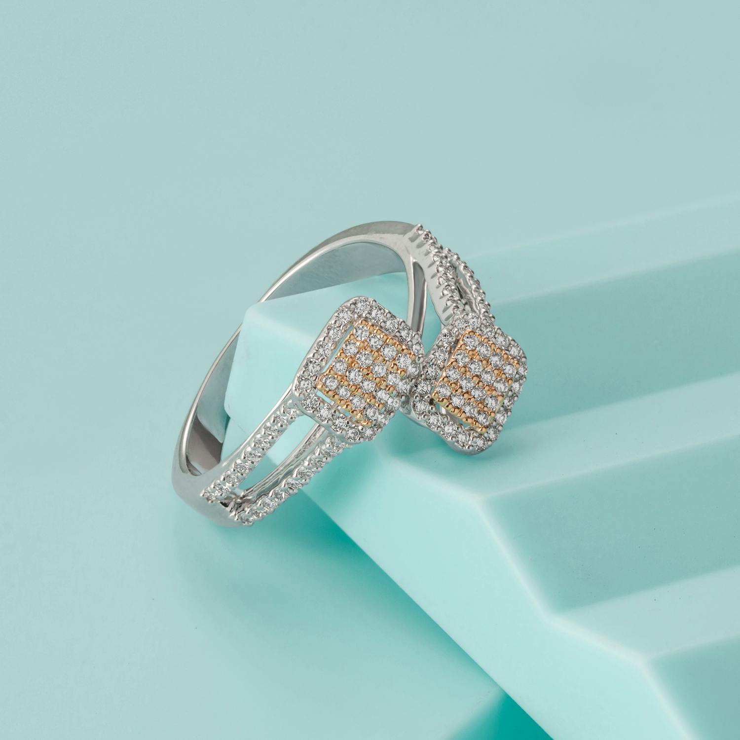 Diamond high jewelry statement ringDiamond high jewelry statement ring