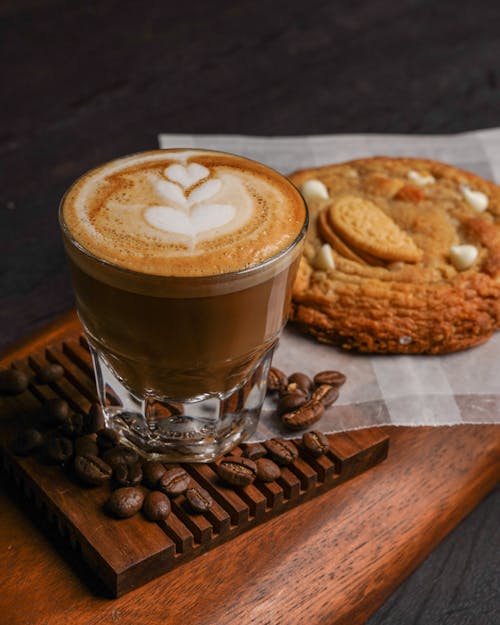 Gratis arkivbilde med bønner, cappuccino, cookie