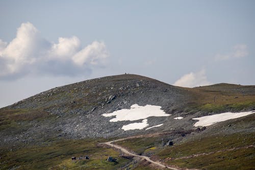 Immagine gratuita di cielo azzurro, erba verde, montagna