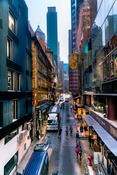 城市街道热闹非凡，高耸的建筑物间挤满了人流和车辆