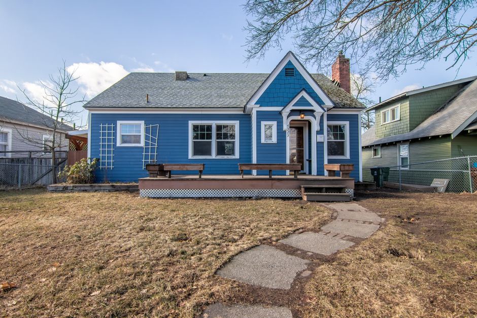 A cozy single-family rental home in a quiet Houston neighborhood A cozy single-family rental home in a quiet Houston neighborhood