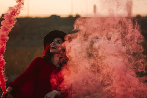 Immagine gratuita di camicetta, cappello, contento