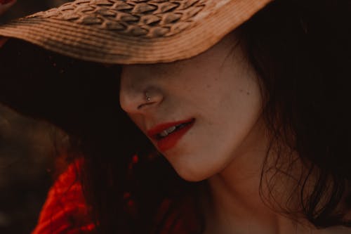 Darmowe zdjęcie z galerii z anonimowy, czerwone usta, kapelusz słoneczny