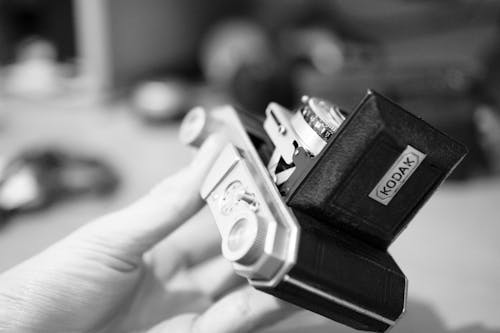 Darmowe zdjęcie z galerii z aparat analogowy, czarno-biały, gadżet
