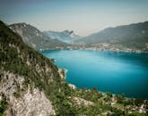 奥地利阿特湖被郁郁葱葱的山脉环绕，鸟瞰景色令人惊叹