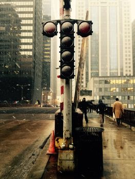 这座喜怒无常的城市，以市中心的红绿灯、人群和雨水为特色