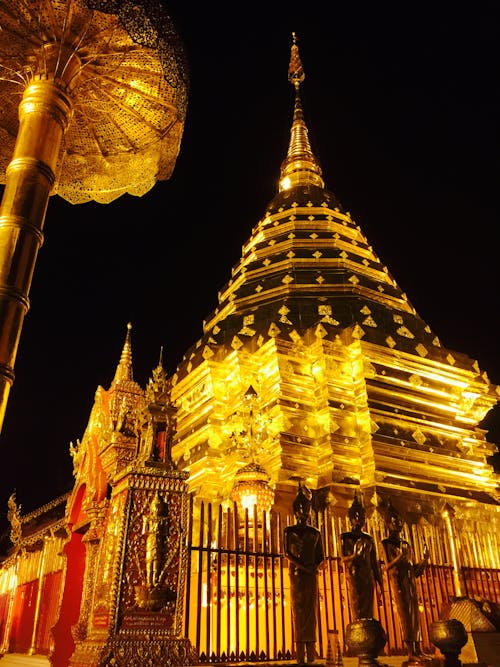 寺廟在晚上的低角度視圖