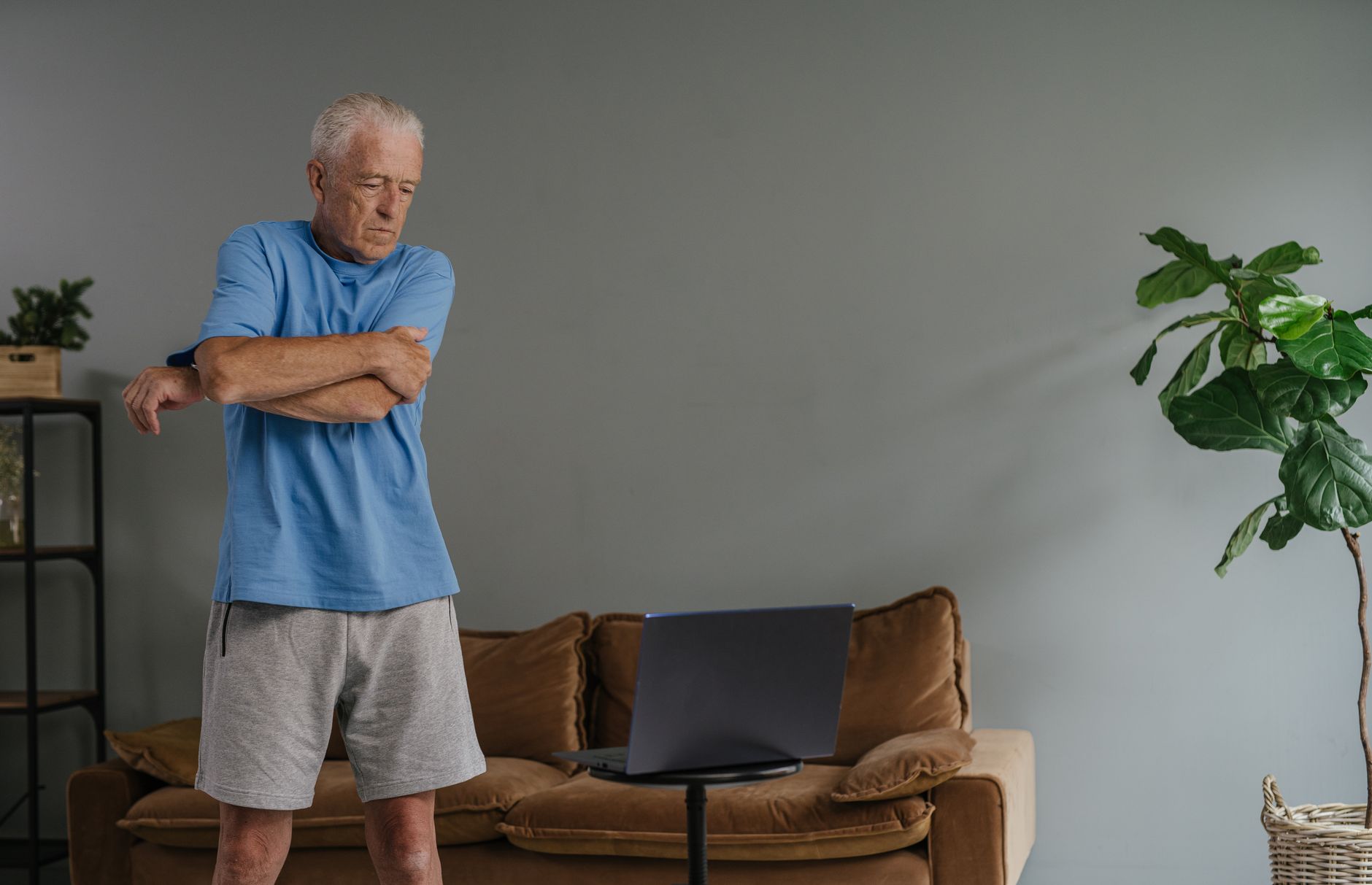 https://www.pexels.com/photo/a-man-in-blue-crew-neck-t-shirt-stretching-his-arms-8899522/