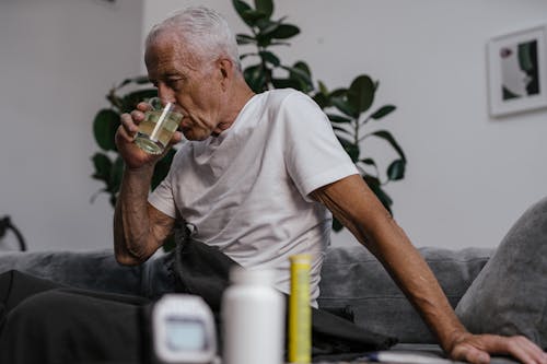 Fotos de stock gratuitas de anciano, bebiendo, Camisa blanca