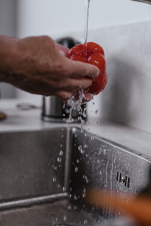 Ilmainen kuvapankkikuva tunnisteilla käsi, paprika, peseminen