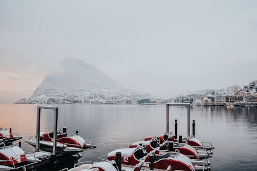Weiße Und Rote Boote Am Dock In Der Nähe Des Weißen Schneebedeckten Berges