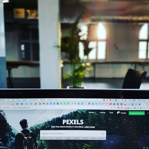 Pexels Web Sitesini Görüntüleyen Monitör