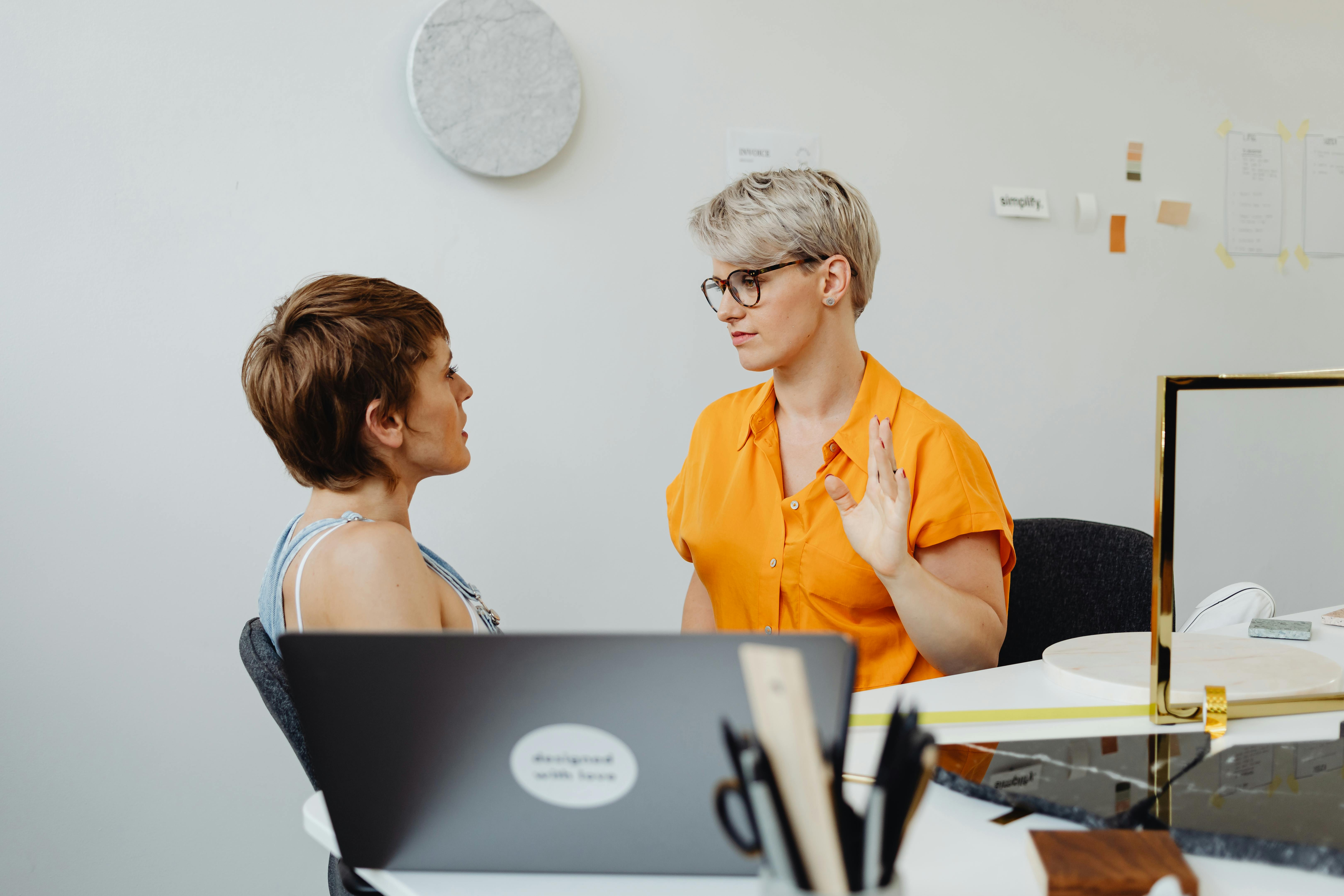 Cómo pedir feedback en inglés sin que suene raro o exigente