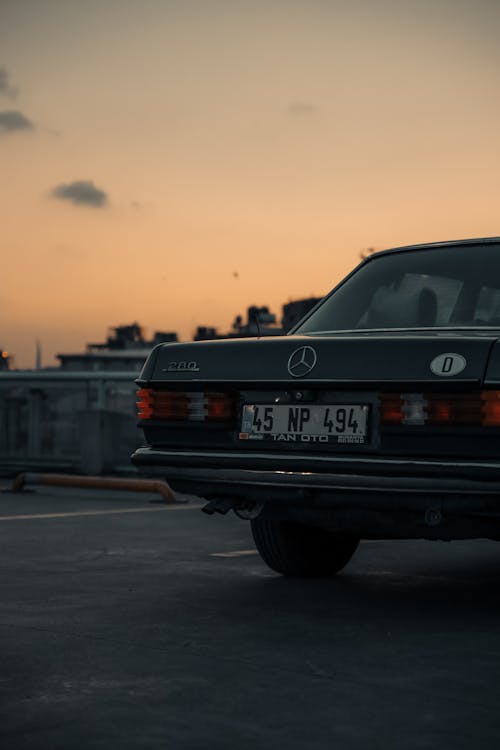 Безкоштовне стокове фото на тему «Mercedes Benz, автомобіль, вертикальні постріл»