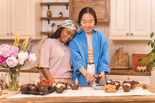 Arkadaşlar, Asyalı kadın, cupcake'ler içeren Ücretsiz stok fotoğraf