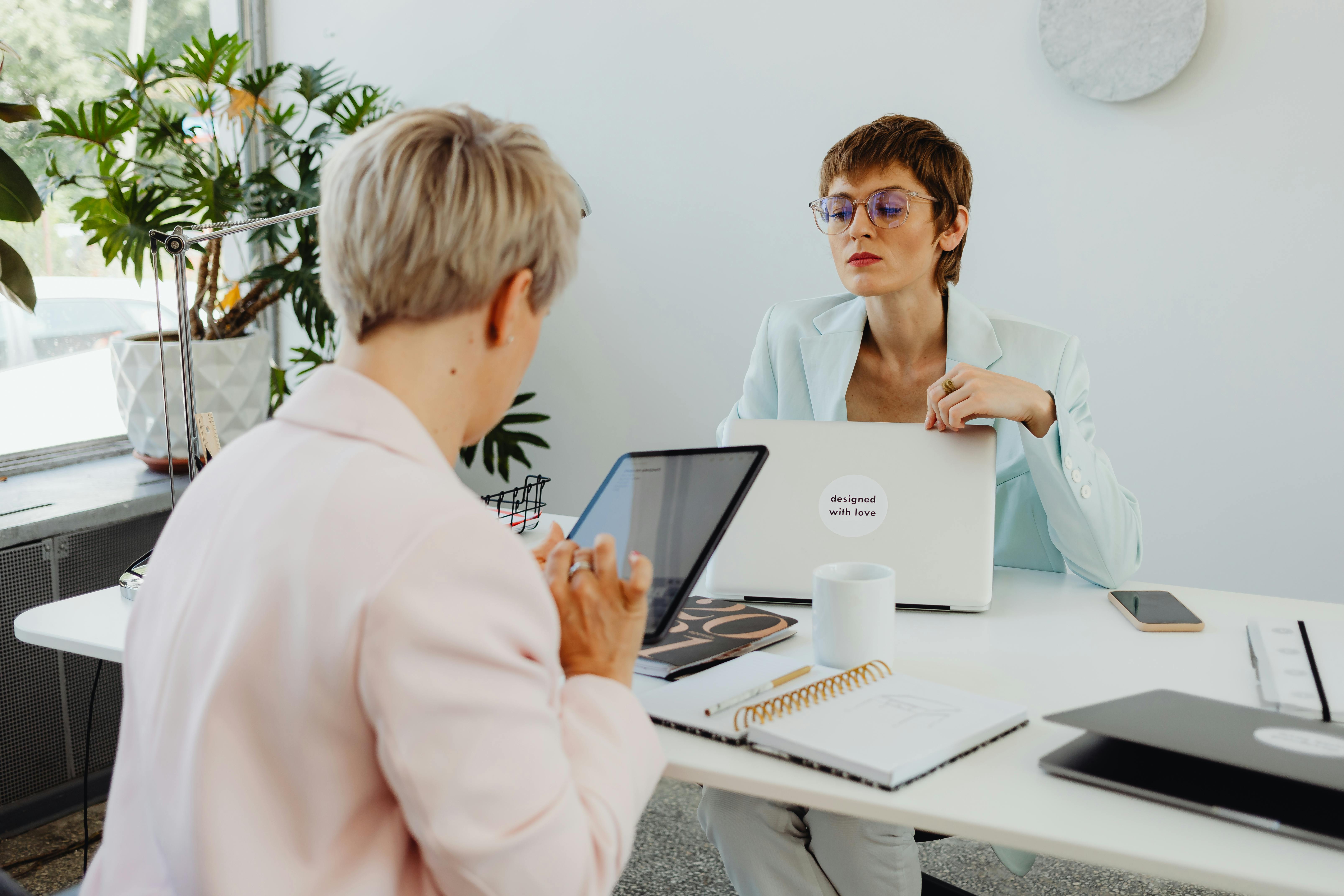 Don't tell the boss! My top 8 hybrid gaming &amp; office chair deals — Photo by www.kaboompics.com on Pexels