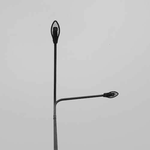 Gratis stockfoto met grauwe lucht, grayscale, lantaarnpaal