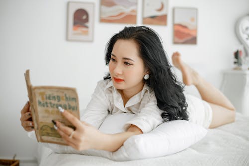 Kostnadsfri bild av asiatisk kvinna, bok, brunett