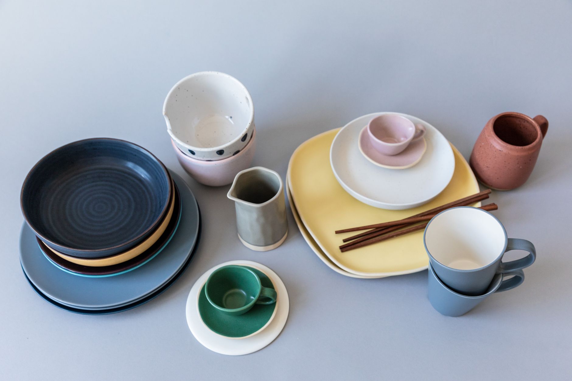 Tazas apilables de cerámica sobre una mesa de cocina