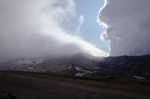 бесплатная Бесплатное стоковое фото с горы, облака, облачное небо Стоковое фото
