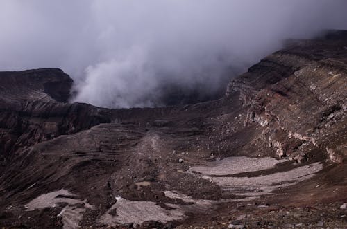 Gratis Fotos de stock gratuitas de con niebla, fotografía de naturaleza, montaña rocosa Foto de stock