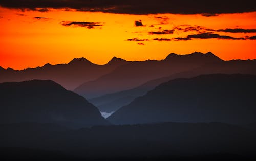 Photos gratuites de chaînes de montagnes, ciel orange, coucher de soleil