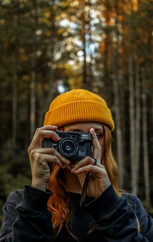 Photos gratuites de appareil photo rétro, bonnet en tricot, femme