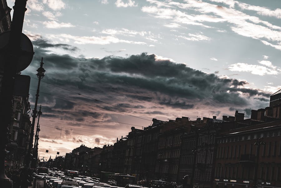 安全管理人员在办公桌前审阅化工安全文档