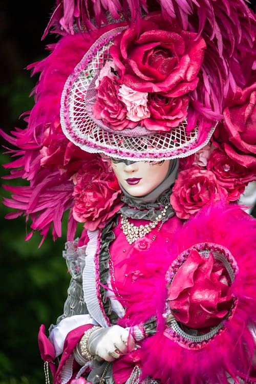 Foto de stock gratuita sobre baile de máscaras, carnaval, disfraz, flores,  máscara, tiro vertical, tocado, veneciano, vestido