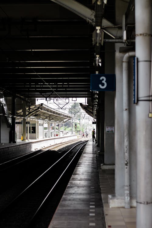 Ilmainen kuvapankkikuva tunnisteilla junanrata, pystysuuntainen laukaus, rautatie