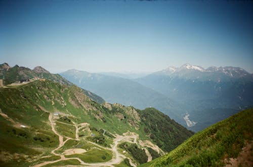 Kostenloses Stock Foto zu blauer himmel, blick auf die berge, drohne erschossen