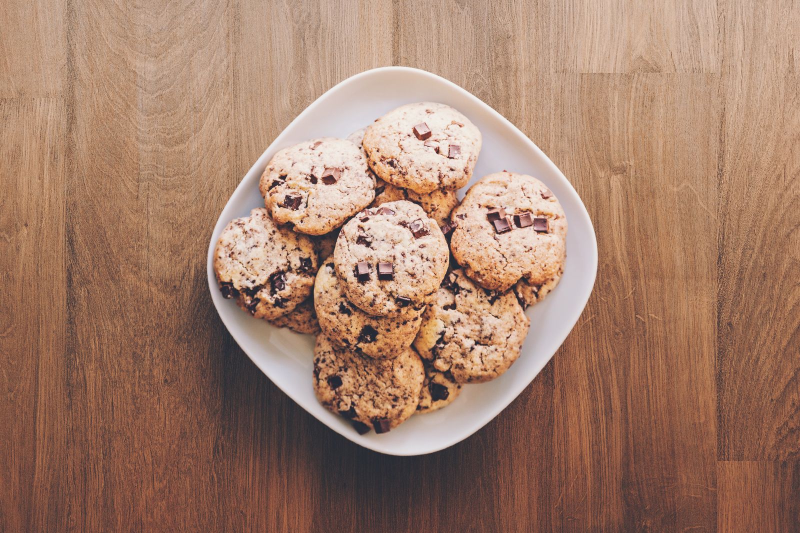 Selbstgebackene Space Cookies mit Schokostücken auf einem Teller, Beispiel für Cannabis Kekse aus Cannabisbutter