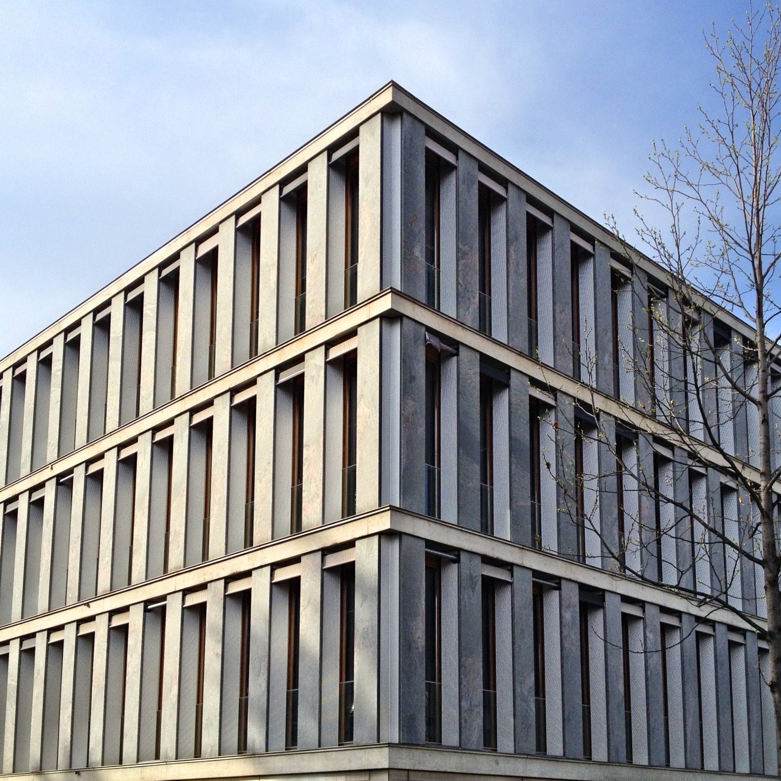 Weißes Und Graues Betongebäude · Kostenloses Stock Foto