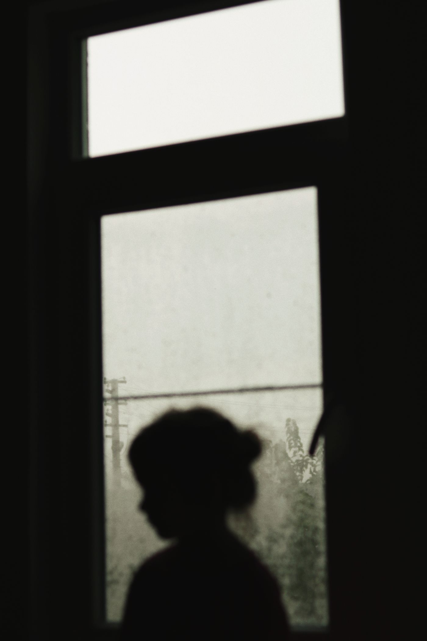 Silhouette eines Kopfes am Fenster