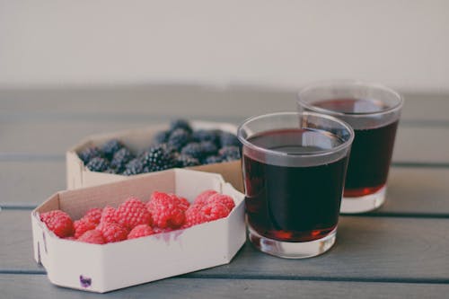 бесплатная Два стакана с фруктовыми соками малины и черники Стоковое фото
