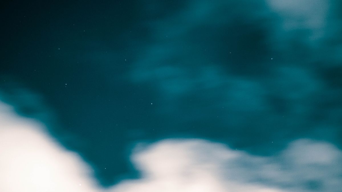 雲の間から星がのぞく夜空