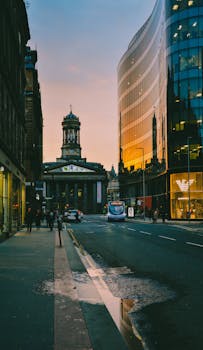 格拉斯哥黄昏的城市景观，倒影令人惊叹，灯光充满活力