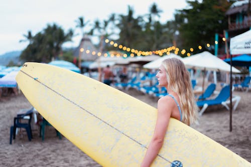 Бесплатное стоковое фото с доска для серфинга, женщина, молодой человек