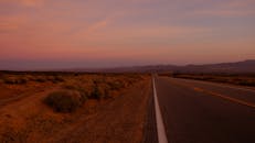 日落天空风景如画，沙漠高速公路一片宁静