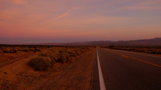 日落天空风景如画，沙漠高速公路一片宁静