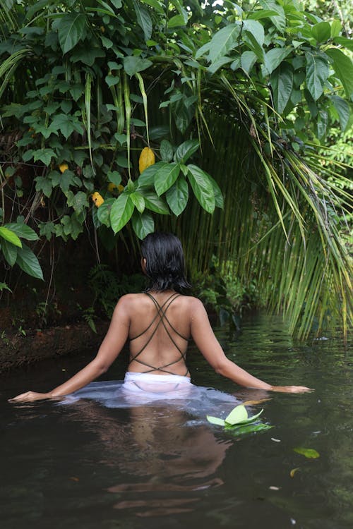 Darmowe zdjęcie z galerii z kobieta, kostium kąpielowy, liście palmy